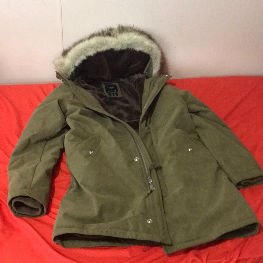 ‘Abercrombie and Fitch’ Olive Sherpa Lined Hooded Parka - Medium